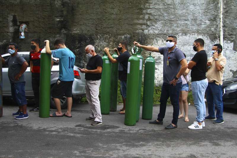 新冠病毒在巴西亞馬遜州首府瑪瑙斯（Manaus）嚴重肆虐，包括氧氣瓶等物資都只能靠外地支援、限量配給。（美聯社）