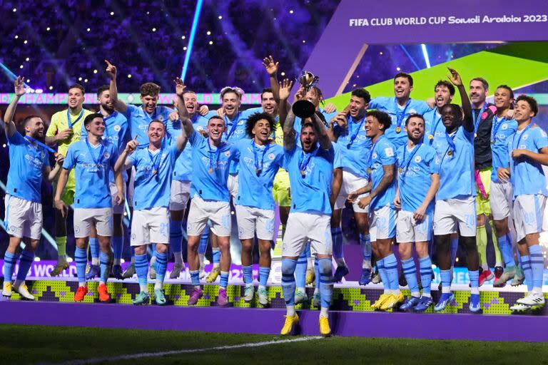 Kyle Walker del Manchester City levanta el trofeo de campeón tras la final del Mundial de Clubes ante el Fluminense  en el Estadio King Abdullah Sports City Stadium en Yeda, Arabia Saudí el viernes 22 de diciembre del 2023. (AP Foto/Manu Fernandez)