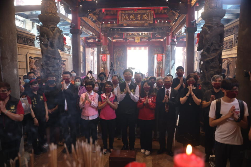 各界貴賓虔誠向媽祖祝禱。   圖：旗津天后宮提供