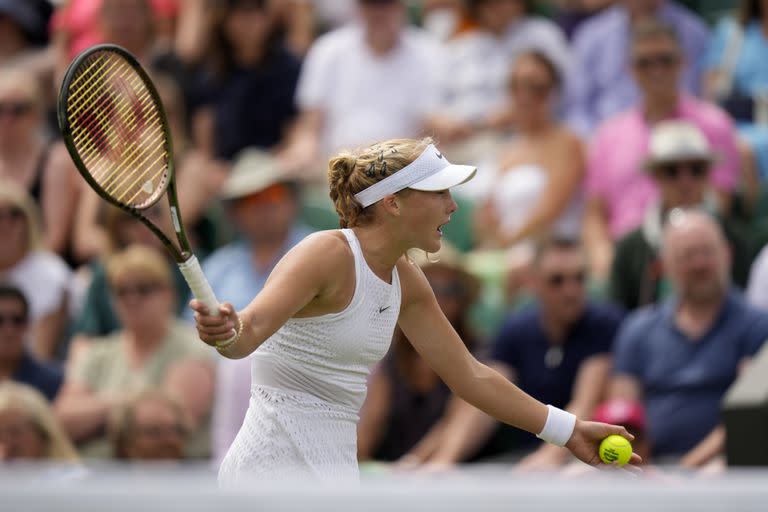 La rusa Mirra Andreeva explicándole a la umpire Louise Azemar Engzell que no golpeó el césped en forma intencional 