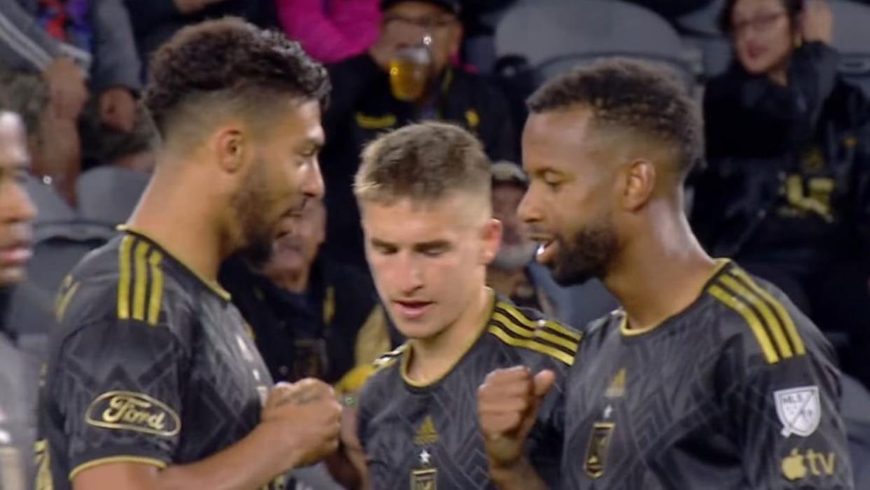 LAFC y el peculiar método de sus jugadores Denis Bouanga y Kellyn Acosta para decidir quién iba a cobrar un tiro libre. (Captura de Youtube/Major League Soccer)