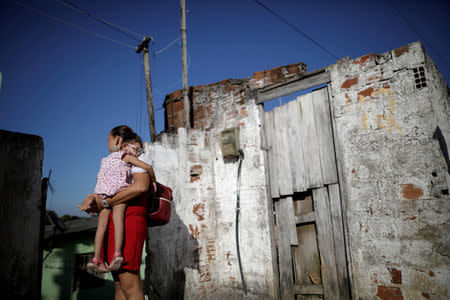 FILE PHOTO: Gleyse Kelly da Silva, 28, holds her two-year-old daughter Maria Giovanna, at their house in Recife, Brazil, August 8, 2018.REUTERS/Ueslei Marcelino/File Photo