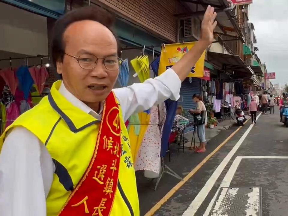 顏宏霖在路口向民眾拉票。（民眾提供／孫英哲彰化傳真）