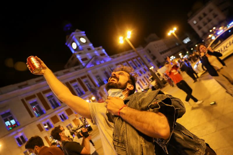 Gente celebra el fin del estado de emergencia decretado por el Gobierno español para evitar la propagación de la enfermedad del coronavirus (COVID-19) en la plaza de la Puerta del Sol en Madrid, España.