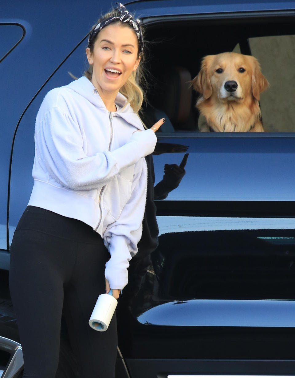 <p>Kaitlyn Bristowe gets support from her adorable pup Robin before she heads to <em>Dancing with the Stars</em> in L.A. on Thursday.</p>