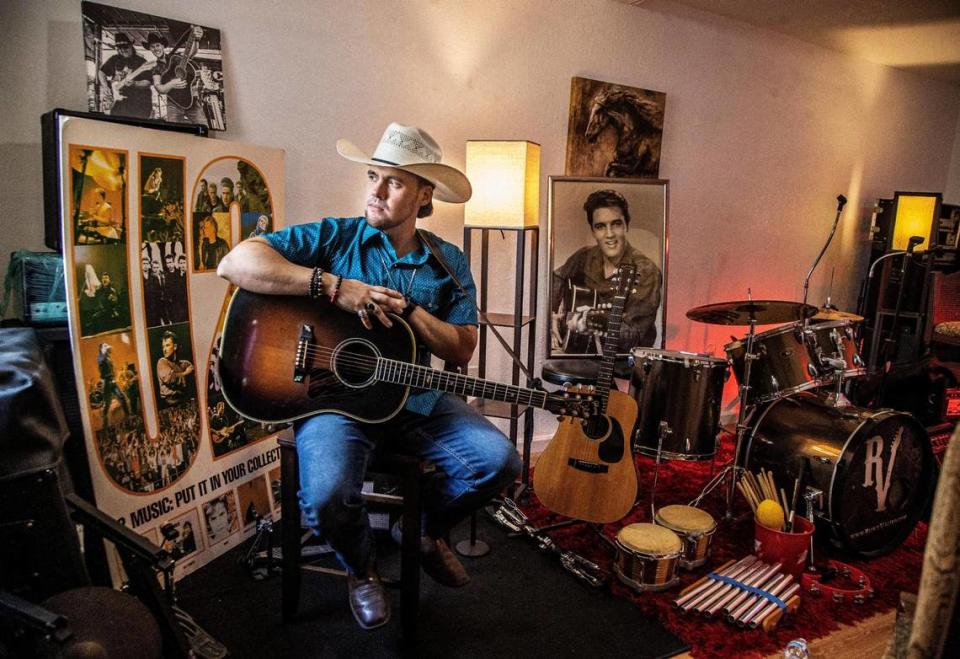 El cubanoamericano Ricky Valido, un cantante de música country en ascenso, posó en su estudio en Hialeah, Fl el jueves 20 de abril de 2023.