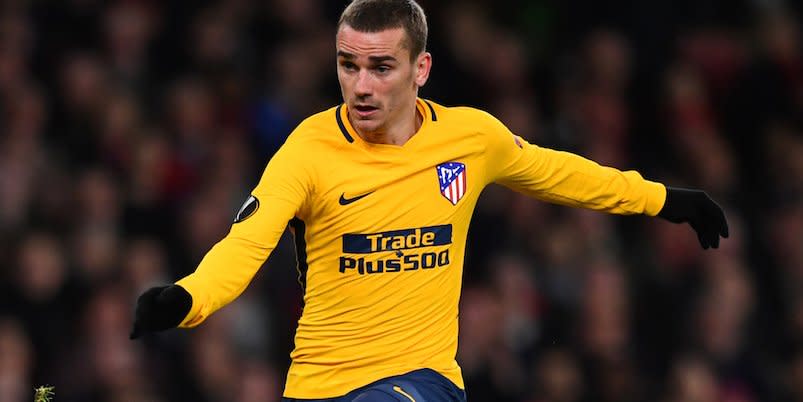 Soccer Football - Europa League Semi Final First Leg - Arsenal vs Atletico Madrid - Emirates Stadium, London, Britain - April 26, 2018 Atletico Madrid's Antoine Griezmann in action with Arsenal's Laurent Koscielny before scoring their first goal