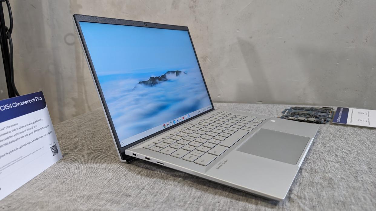  ASUS ExpertBook CX54 Chromebook Plus hands-on. 