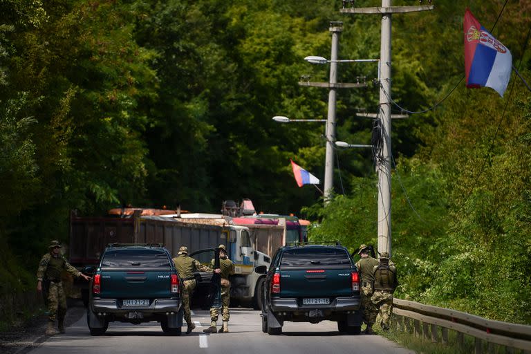 Soldados de la OTAN que prestan servicio en Kosovo patrullan junto a una barricada de carretera levantada por personas de etnia serbia cerca de la ciudad de Zubin Potok el 1 de agosto de 2022. 