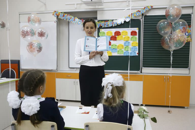 NOVOSIBIRSK, RUSSIA - SEPTEMBER 1, 2020: A teacher conducts a class after a ceremony marking the beginning of a new academic year at School 218. Kirill Kukhmar/TASS (Photo by Kirill Kukhmar\TASS via Getty Images)