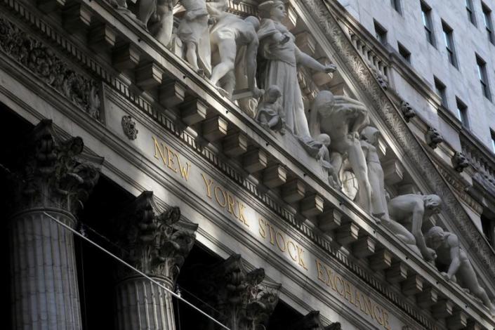 FOTO DE ARCHIVO: La luz del sol de la mañana cae sobre la fachada del edificio de la Bolsa de Nueva York (NYSE) tras el inicio de la sesión bursátil en Manhattan, en Nueva York