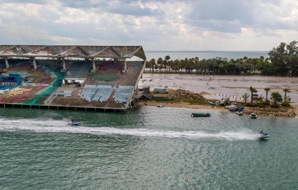 Bicicletas acuáticas pasan a toda velocidad por el lugar donde la ciudad de Miami quiere construir una rampa para embarcaciones adyacente (lado derecho) al Miami Marine Stadium en Virginia Key.