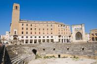 <b>Lecce</b><br><br> Nella capitale del barocco meridionale italiano, vedremo, prima o poi, un polo culturale, la <b>riqualificazione</b> della stazione ferroviaria, e la <b> valorizzazione</b> delle mura urbane, nel settore ovest di questa deliziosa città. Due ambiti urbani interconnessi da valorizzare, per la cifra di <b>134,9 milioni</b>, con il solo contributo di 8 milioni.