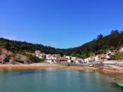 <p>Tazones es un pequeño pueblo marinero de apenas 250 habitantes declarado Conjunto Histórico. Sus calles empedradas esconden pequeñas casas de diferentes colores y el paisaje que lo rodea resulta igualmente espectacular. La localidad asturiana también destaca por su marisco y por las huellas jurásicas encontradas en los alrededores de su playa. (Foto: Getty Images).</p> 