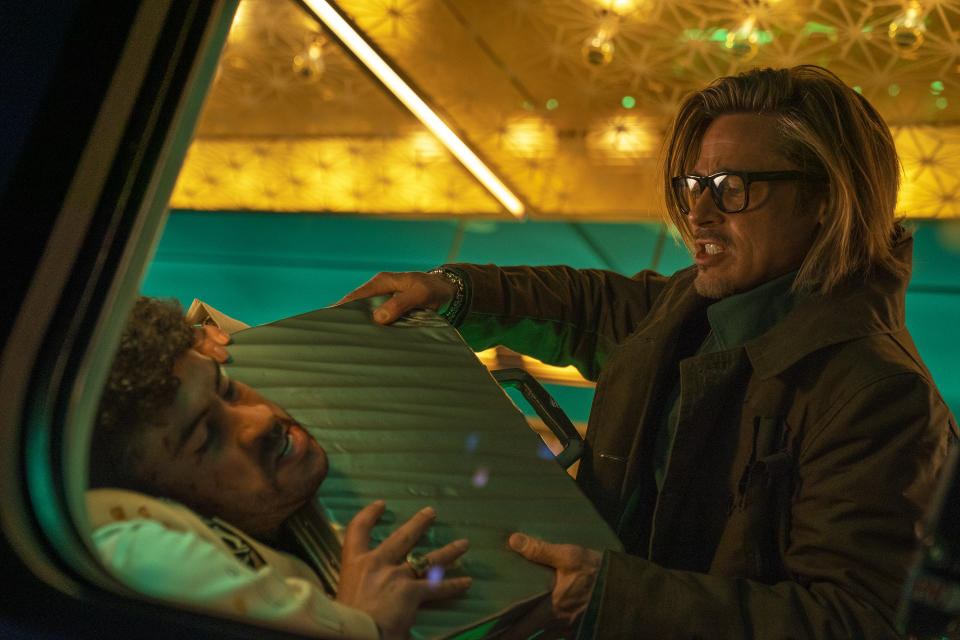 En esta imagen proporcionada por Sony Pictures, Bad Bunny, izquierda, y Brad Pitt en una escena de “Bullet Train". (Scott Garfield/Sony Pictures via AP)