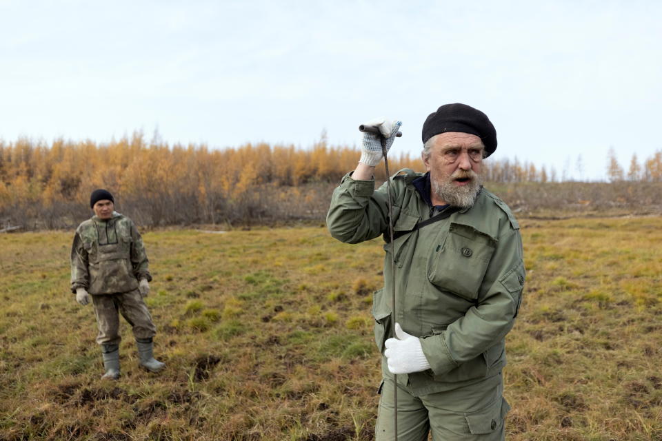 <p>El científico ruso Sergey Zimov comprueba el estado del permafrost en el Parque Pleistoceno, en la República de Sajá (Rusia), la reserva que ellos mismos han creado para evitar el deshielo en Siberia. (Foto: Maxim Shemetov / Reuters).</p> 