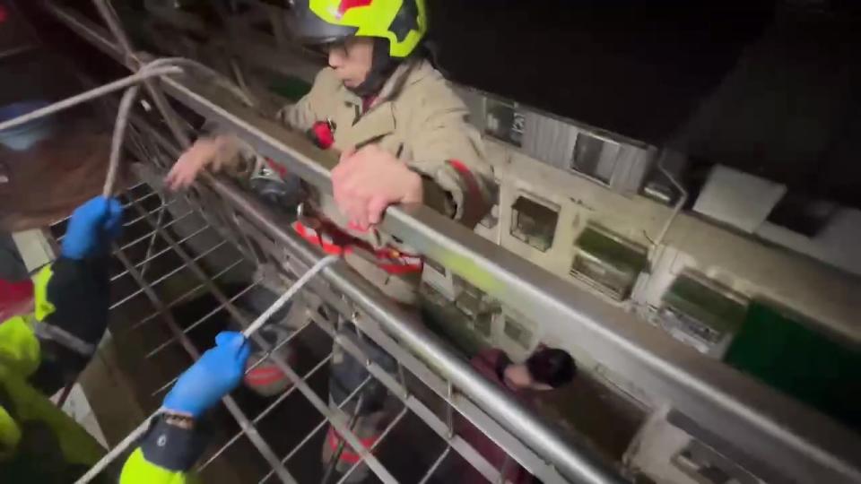 <strong>消防員從許女家陽台用繩索垂降救援。（圖／翻攝畫面）</strong>