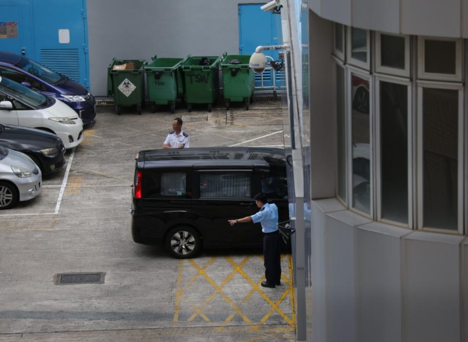 鄧棨然今日（22日）內地刑滿押返港，今晨約 11 時半一輛黑色七人車駛入天水圍警署，未有人下車，傳媒未能捕捉疑犯下車畫面。（YCW 攝）