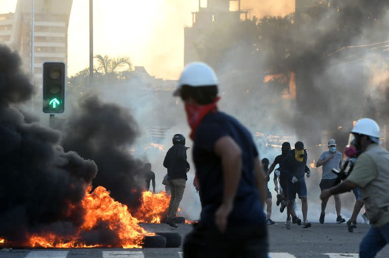 Choques entre manifestantes y policías durante las protestas en Santa Cruz