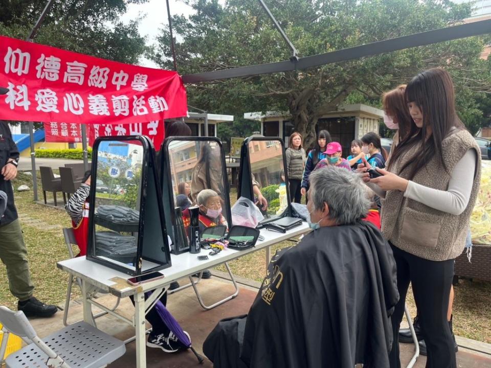 仰德高中造型科師生參與華山新豐站17週年感恩會，提供義剪。(圖/記者黃溎芬翻攝)