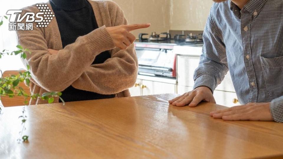 男大生因不滿爸爸媽媽指點功課引發殺機。（示意圖／shutterstock達志影像）