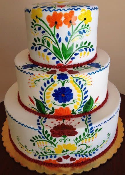 Perfectly symmetrical (and painted with a very steady hand) it’s hard not to like this edible masterpiece. 