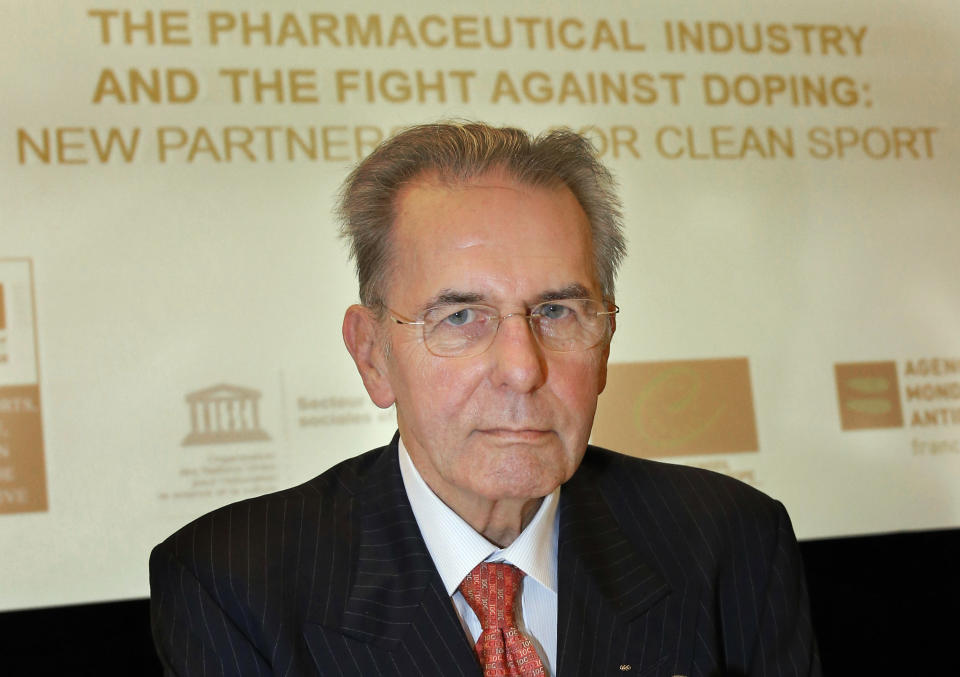 Jacques Rogge, presidente del Comité Olímpico Internacional (COI), en un simposio sobre dopaje, en París, el lunes 12 de noviembresde 2012. El portavoz del COI anunció el viernes 16 de noviembre que Rogge no acudirá a una importante reunión sobre los preparativos de los Juegos Olímpicos de Río de Janeiro de 2016 por recomendación médica. (Foto AP/Francois Mori)