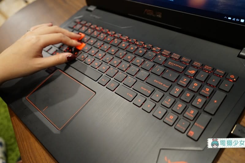 『ROG STRIX GL702VM』是Lala到目前為止用過最「大」台的筆電...17吋螢幕拿來玩遊戲真的非常爽快阿!!