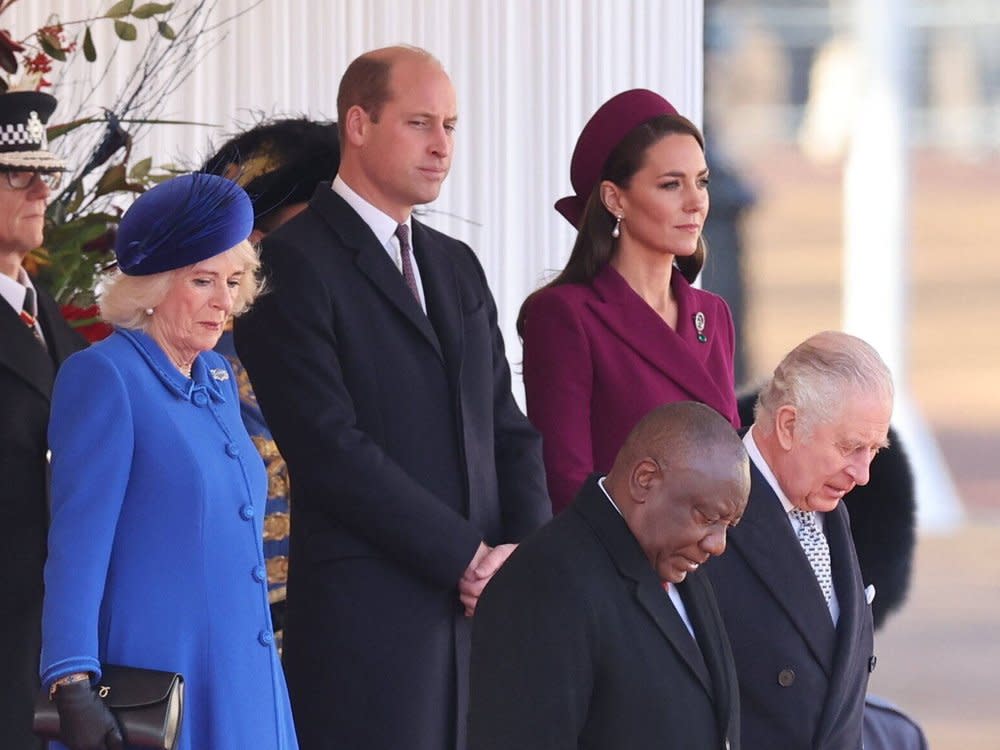 Cyril Ramaphosa and er Seite von König Charles III., dahinter Königsgemahlin Camilla, Prinz William und Prinzessin Kate. (Bild: imago/i Images)