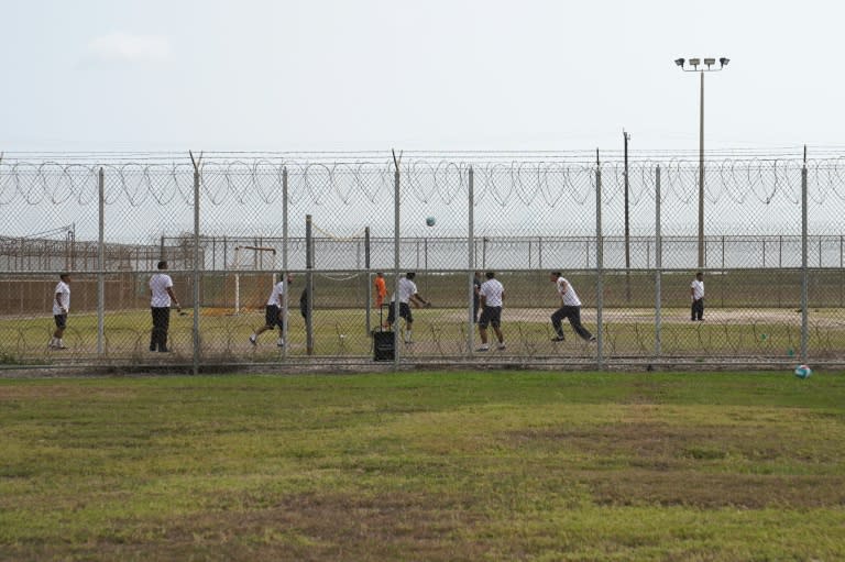 Des migrants détenus dans un centre de rétention à Los Fresnos (Texas), aux-Etats-Unis, le 10 juin 2024 (Veronica G. Cardenas)