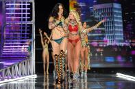 <p>Adriana Lima et Candice Swanepoel<br> Crédits : AFP </p>