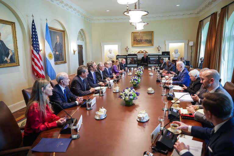 El presidente Alberto Fernández con la comitiva de Argentina junto al presidente de EE. UU. Joe Biden