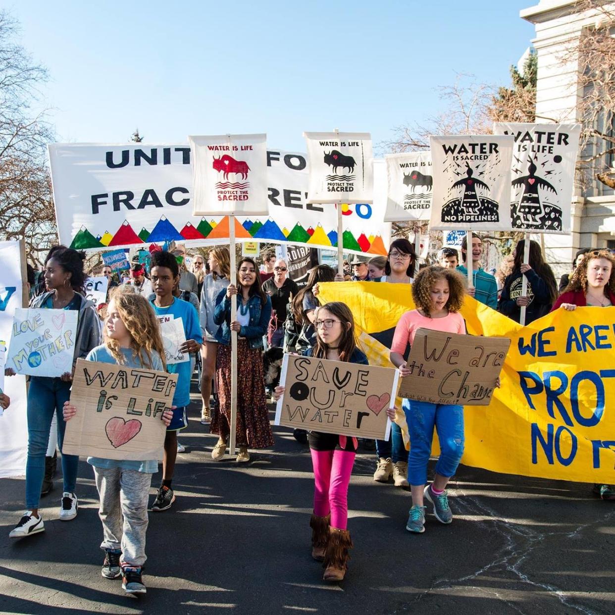 Young environmental activists take to the streets in Denver. (Photo: Tamara Roske)