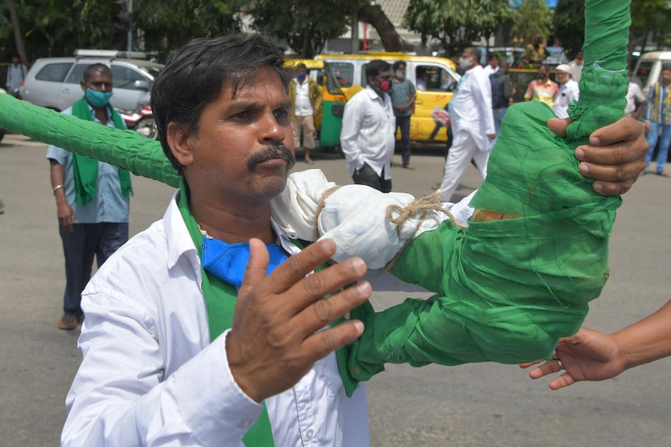 Activists belonging to various farmers rights organisations stage a protest demonstration in Bangalore against anti-farmer polices by the state and central governments during a Karnataka Bandh called on September 28, 2020. (Photo by Manjunath Kiran / AFP) (Photo by MANJUNATH KIRAN/AFP via Getty Images)