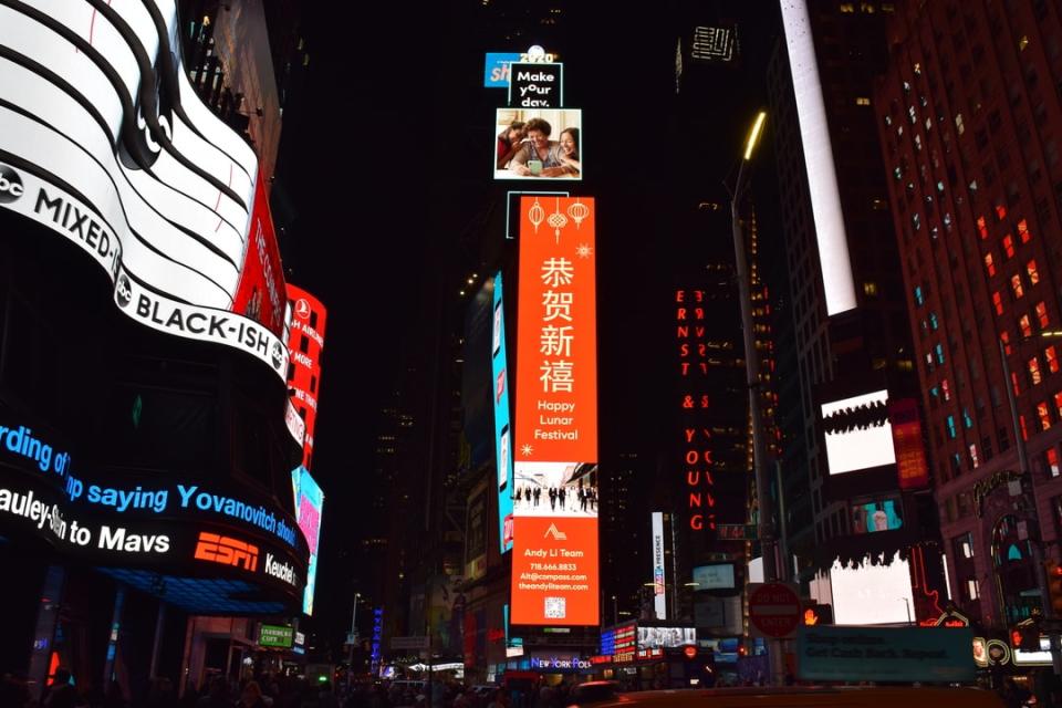 安迪•李(Andy Li)團隊是房地產專業菁英，在曼哈頓時報廣場的LED電子屏上向大家拜年。(記者高傑文／攝影)
