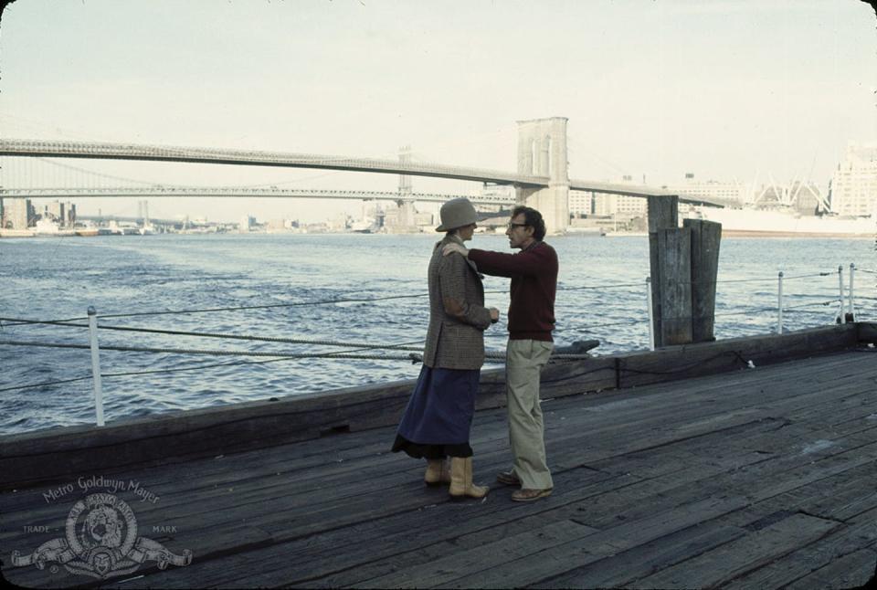 <span class="caption">Diane Keaton y Woody Allen, en una escena de 'Annie Hall'. </span> <span class="attribution"><a class="link " href="https://www.imdb.com/title/tt0075686/mediaindex" rel="nofollow noopener" target="_blank" data-ylk="slk:Metro Goldwyn Mayer / IMDB;elm:context_link;itc:0;sec:content-canvas">Metro Goldwyn Mayer / IMDB</a></span>