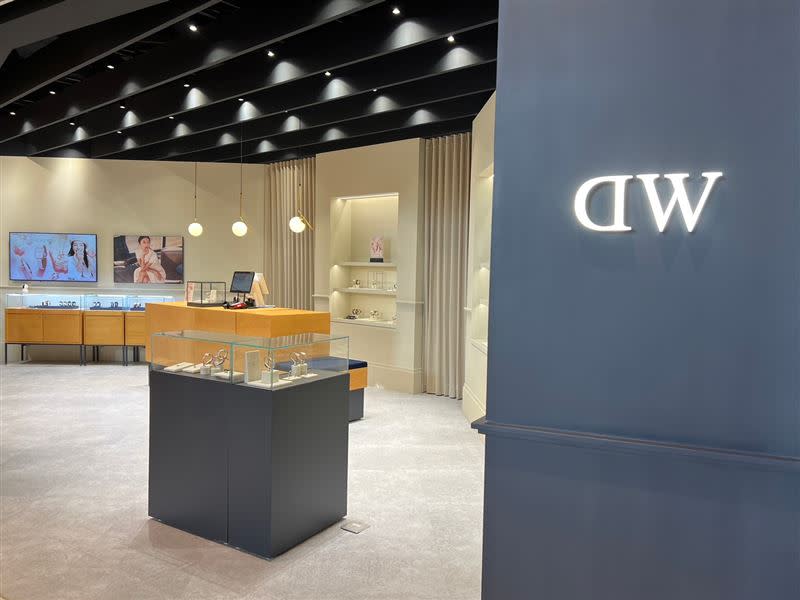 DW全新品牌概念店於台中萬坪購物中心LaLaport開幕。（圖／業者提供）