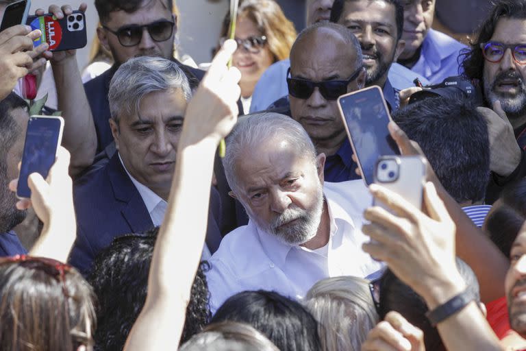 El expresidente brasileño Luiz Inácio Lula da Silva, quien vuelve a postularse para presidente, llega para votar en la segunda vuelta de las elecciones presidenciales en Sao Paulo, Brasil, el domingo 30 de octubre de 2022.