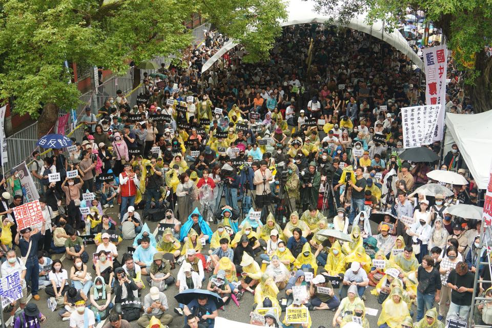 民間團體與小黨齊聚立法院北側的青島東路，人數持續增多，打出「沒有討論不是民主」訴求，要求退回法案實質審查。林泊志攝