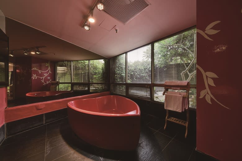 浪漫滿屋的紅色心型浴缸。攝影/相 王基守