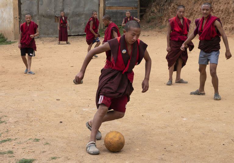 Monjes jugando al fútbol en Bután, un país feliz más allá de los resultados