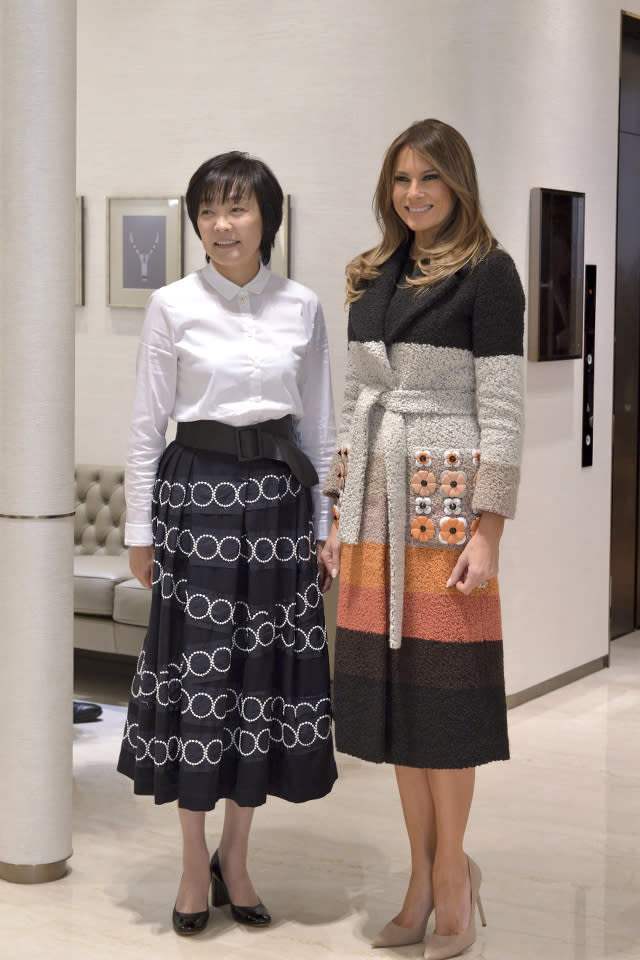 <p>Ein Outfit von Fendi durfte auf der Asienreise natürlich nicht fehlen: Bei einem Shopping-Trip im Mikimoto Ginza Main Store zusammen mit Akie Abe wählte Melania Trump einen bunten Mantel, der vor allem mit seinen geblümten Taschen bestach. (Bild-Copyright: David Mareuil/Pool Photo/AP Photo) </p>