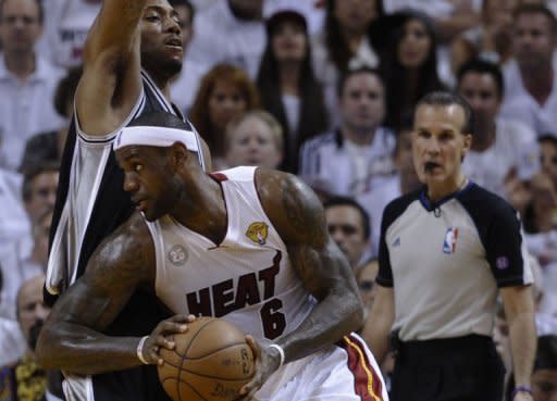 Con la serie por la final NBA empatada a un triunfo por bando, el campeón defensor Miami Heat viajó este lunes a San Antonio para jugar tres partidos contra los Spurs, el primero de ellos el martes, y el objetivo de salir lo mejor parado de la boca del lobo tejano. (AFP | Brendan Smialowski)