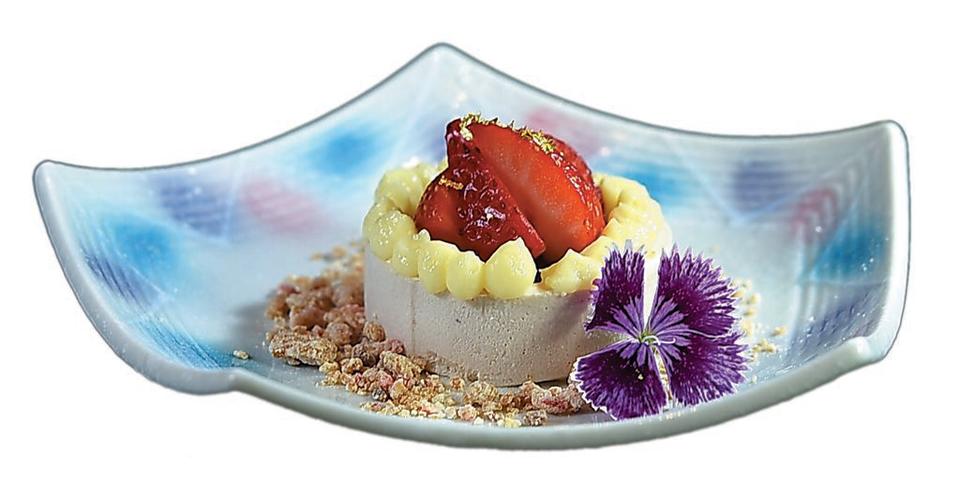 「新春懷石」套餐的甜點〈草莓慕斯〉，為JR東日本飯店甜點主廚製作，並搭配〈手刷抹茶〉一起上桌。圖／姚舜