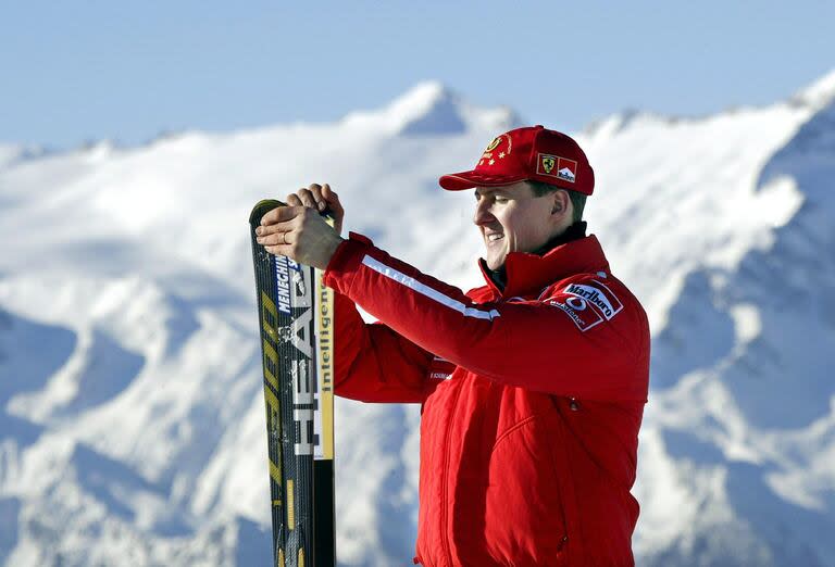 Imagen tomada el 17 de enero de 2003 que muestra a Michael Schumacher sosteniendo sus esquíes antes de una carrera de slalom gigante en Madonna di Campiglio