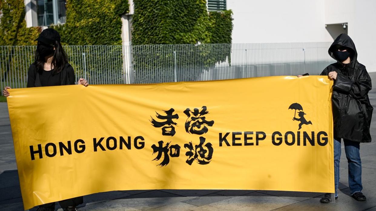 Zwei junge Frauen halten ein Transparent mit der Aufschrift «Hong Kong keep going» bei einer Menschenrechtsaktion vor dem Bundeskanzleramt. Menschenrechtsverletzungen in Ländern wie China, können von der Europäischen Union künftig deutlich einfacher sanktioniert werden.
