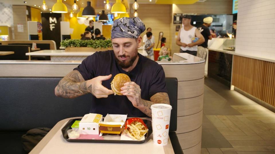 Burger, Pommes, Chicken Nuggets: Mike Heiter is(s)t nach seinem Dschungel-Aus im Fast-Food-Himmel. (Bild: RTL)