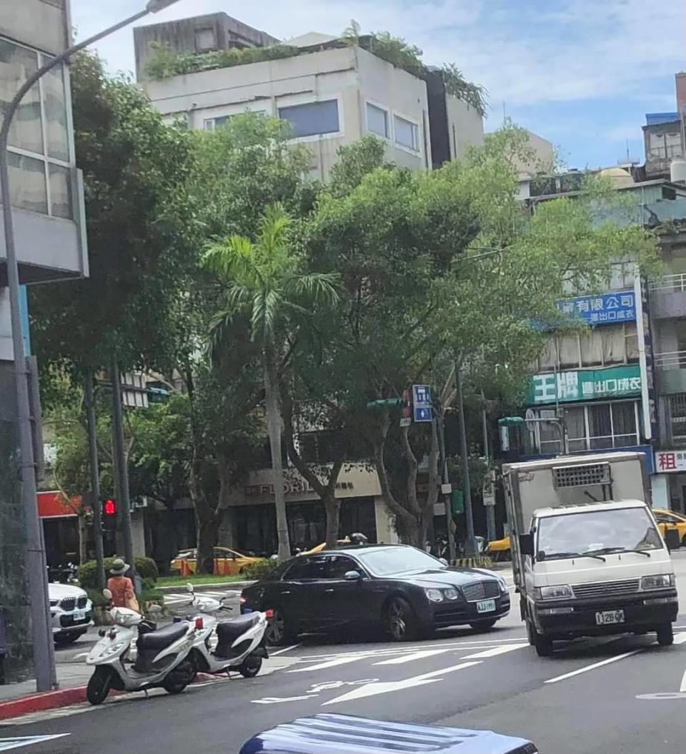 北市議員汪志冰昨見2部警用機車停在路口，造成右轉車輛回堵，立刻拍照批警濫用執行公務權限。(記者張欽翻攝)