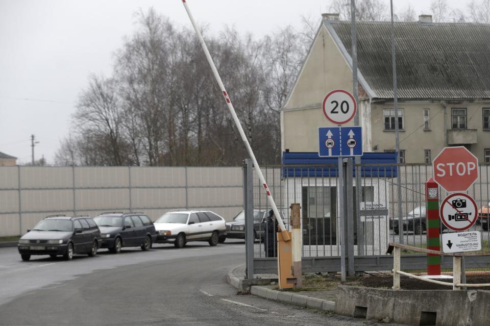 Cars wait to enter Lithuania from Russia at a border crossing in Kybartai December 16, 2014. Tensions with Moscow have simmered ever since Lithuania became the first republic to declare independence from the Soviet Union in 1990, although only 6 percent of the population are Russian speakers, far fewer than in its Baltic neighbours. On Jan. 1, it will be the last of the Baltic states to join the currency bloc, hoping like Estonia and Latvia for more investment and lower borrowing costs to spur one of Europe�s poorest but fastest-growing economies. All three have felt the blowback from East-West tension over Russia's encroachment into Ukraine this year in the form of Russian sanctions and military grandstanding on their borders. Picture taken December 16, 2014. REUTERS/Ints Kalnins (LITHUANIA - Tags: POLITICS BUSINESS TRANSPORT)