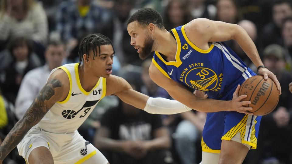 Le garde de l'Utah Jazz Keyonte George (3) se protège contre le garde des Golden State Warriors Stephen Curry lors du match du jeudi 15 février 2024, à Salt Lake City.  Après avoir marqué 33 points, un sommet en carrière contre les Warriors, George s'envole pour Indianapolis, où il participera à l'événement Rising Stars vendredi soir.  |  Rick Bowmer, Presse associée